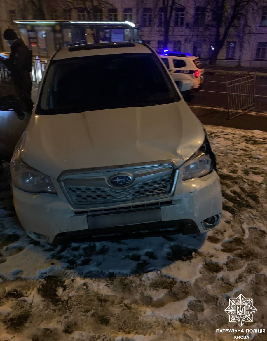 У Києві п’яний водій наїхав на бордюр, після чого машину відкинуло на огорожу та тротуар. Фото