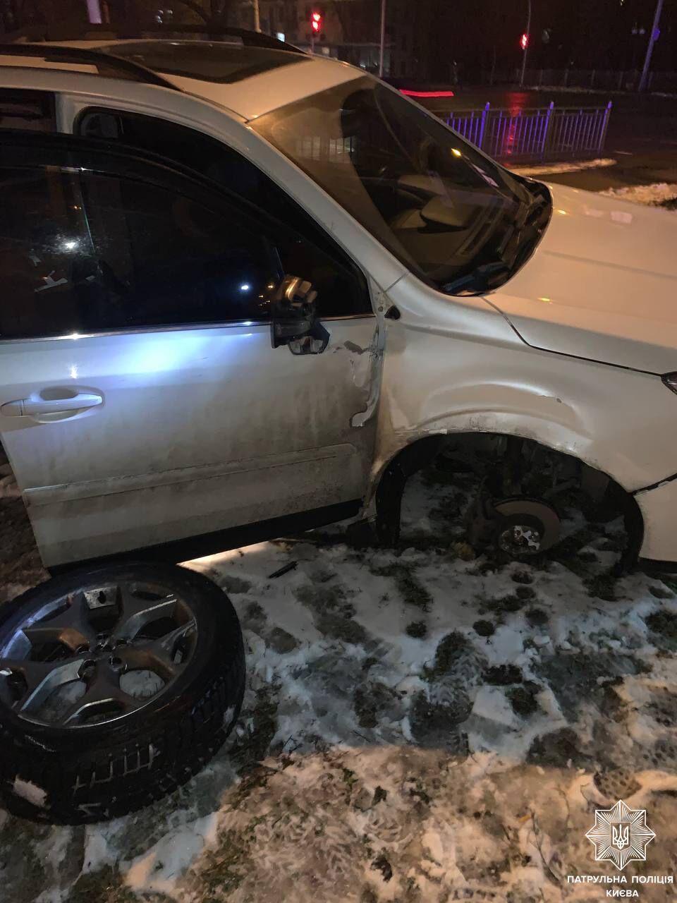 У Києві п’яний водій наїхав на бордюр, після чого машину відкинуло на огорожу та тротуар. Фото