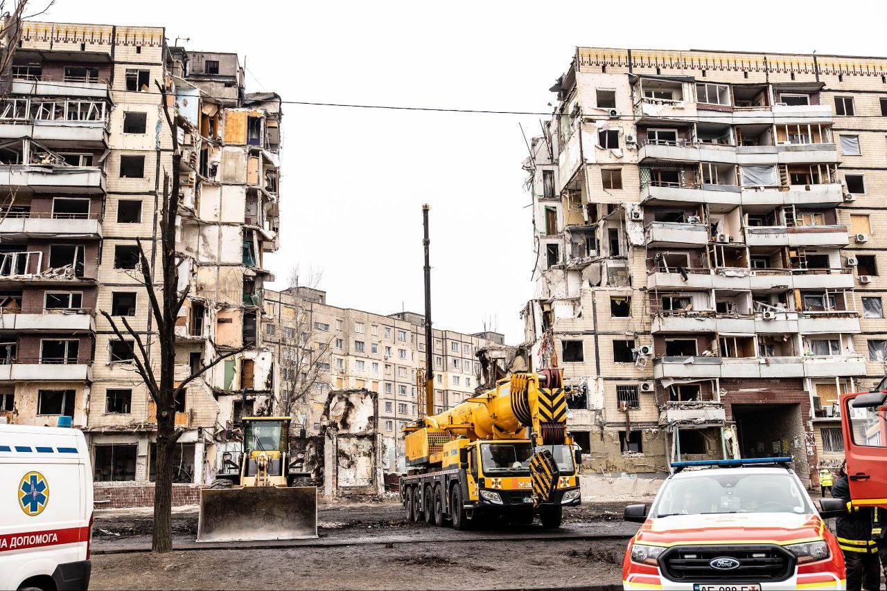 У Дніпрі завершили пошуково-рятувальні роботи на місці ракетного удару РФ: названо кількість жертв