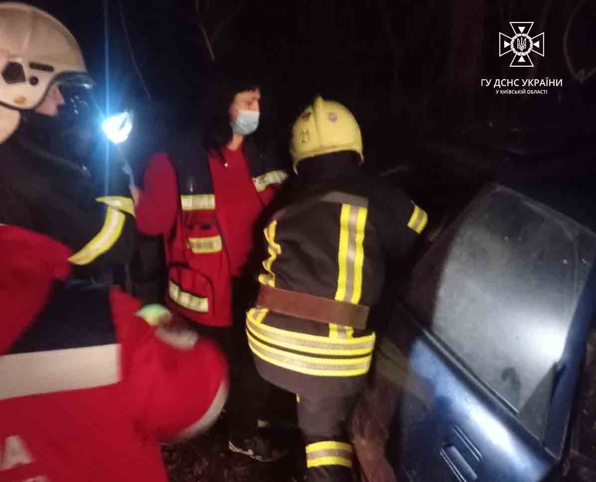 В Киевской области легковушка на скорости протаранила дерево: водителя из машины доставали спасатели. Фото