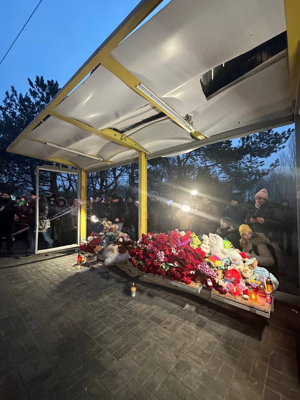 Цветы и игрушки на месте ракетного удара оккупантов по Днепру