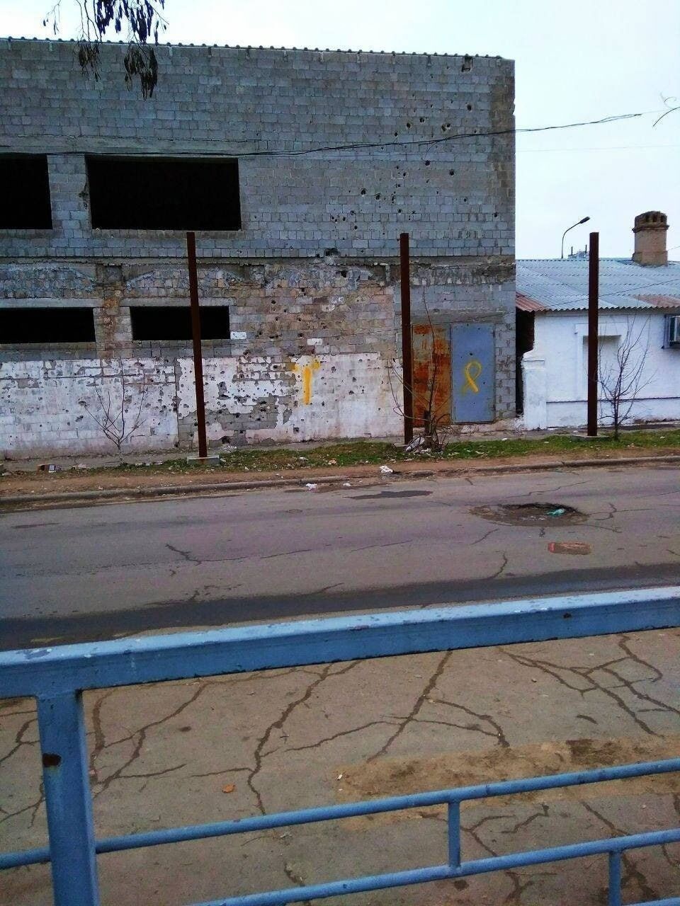 Партизаны оставили послание оккупантам в Мариуполе и Мелитополе: украинцы ждут ВСУ. Фото и видео