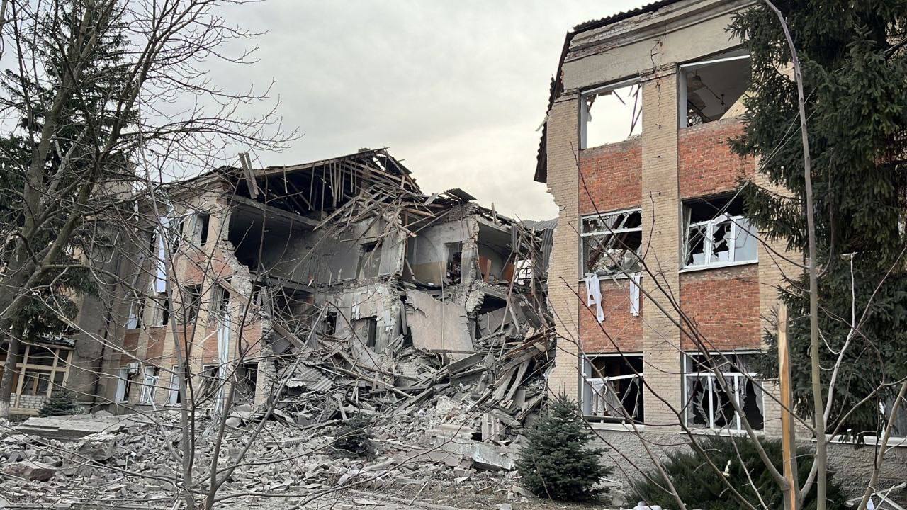 Окупанти вдарили із С-300 по Куп’янську на Харківщині: приміщення коледжу перетворилося на руїни. Фото