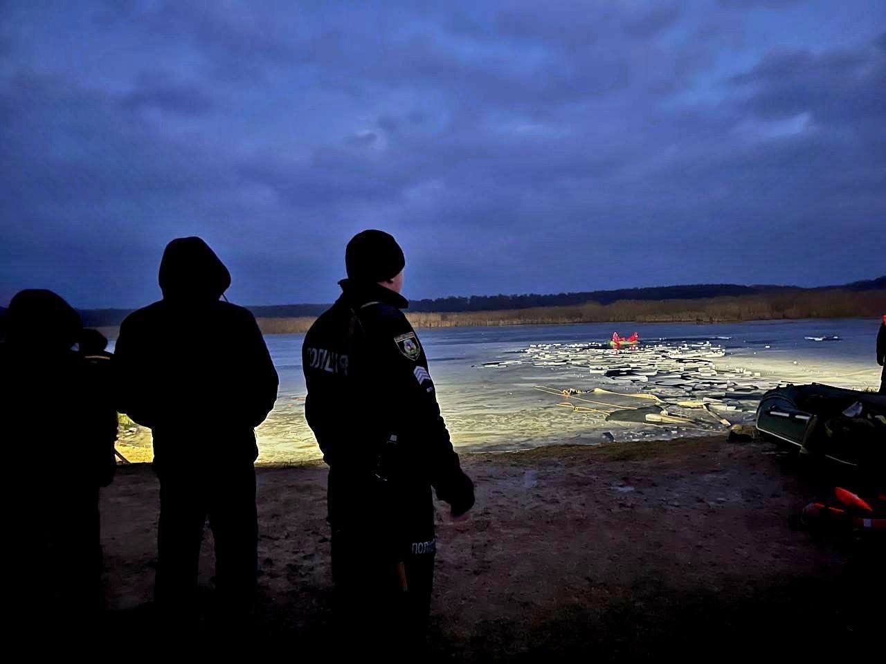 На Київщині під кригу провалилися 4 дітей: двох дівчаток врятувати не вдалося. Фото і відео 