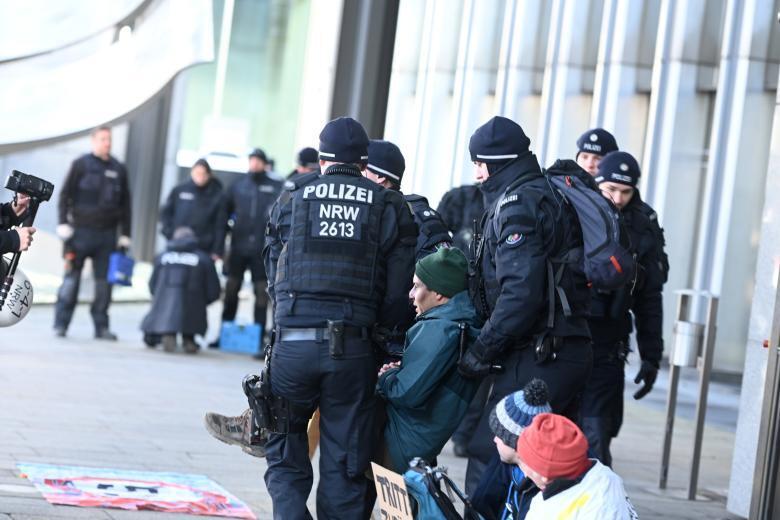 В Германии снова задержали экоактивистку Грету Тунберг во время массовых протестов. Фото