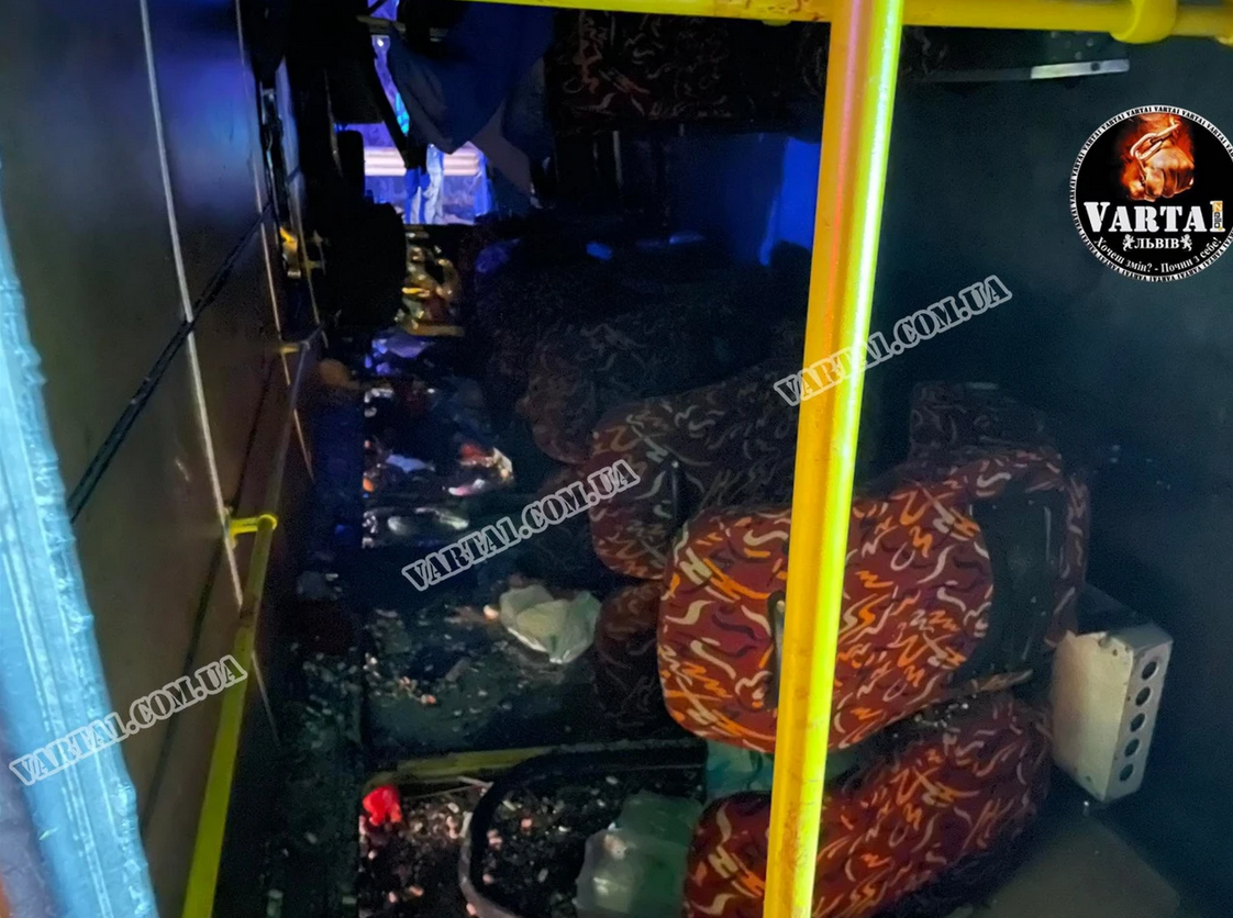 Під Львовом маршрутка зіткнулася із фурою: госпіталізовано 30 пасажирів, п'ятеро – у важкому стані. Фото і відео