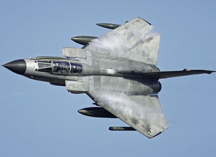 Бойовий літак Tornado зі згорнутими крилами