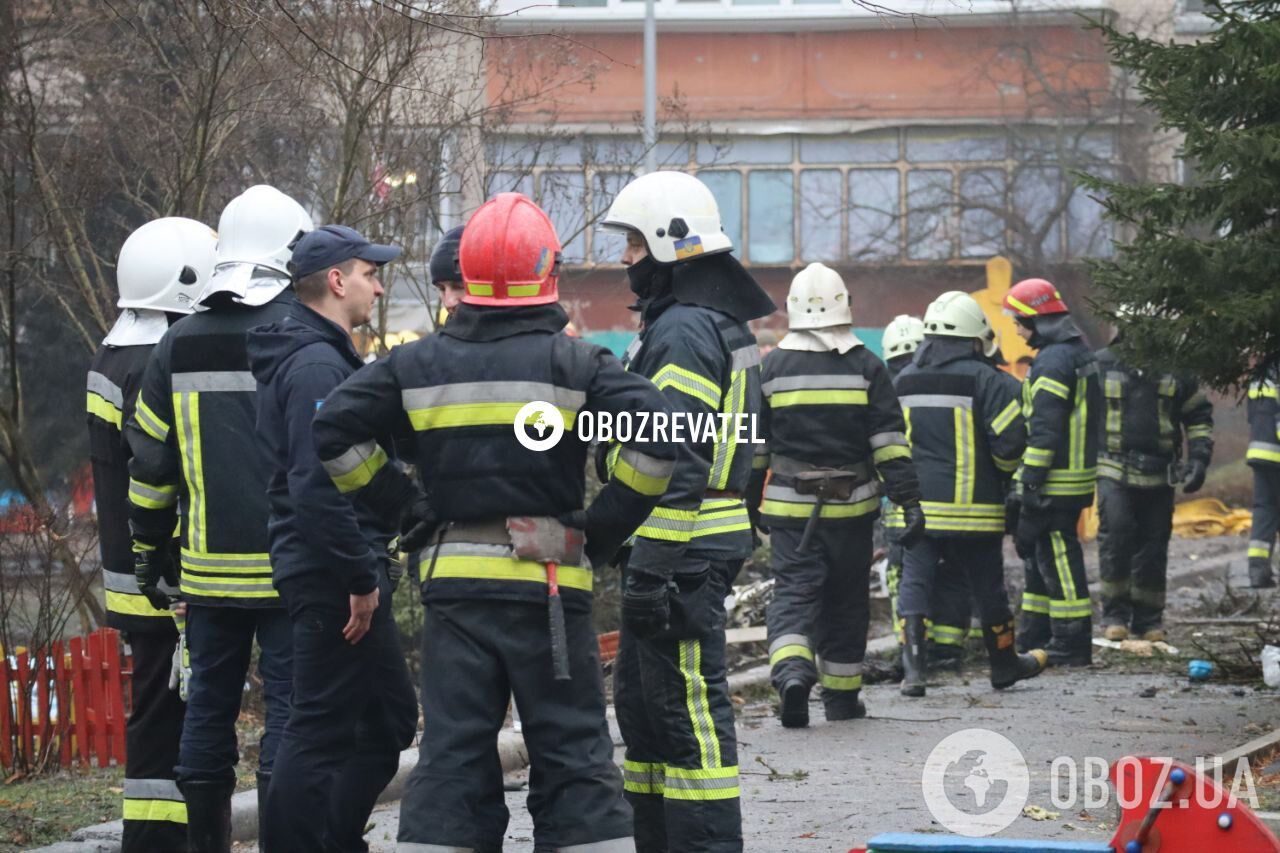 Рятувальники у дитсадку в Броварах, на який впав вертоліт