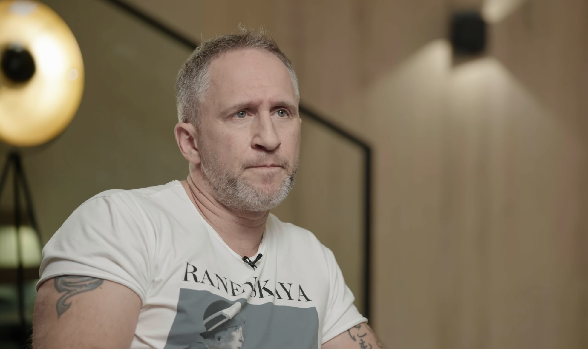 Путинист Оскар Кучера надел на интервью к Дудю футболку от украинского бренда: производители отреагировали