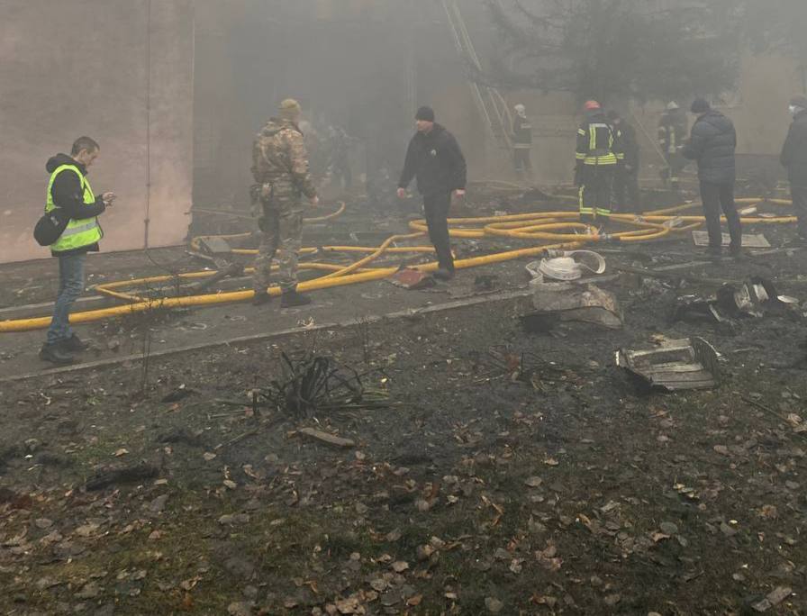 У Броварах поблизу дитсадка впав гвинтокрил, спалахнула потужна пожежа: усі подробиці. Фото та відео