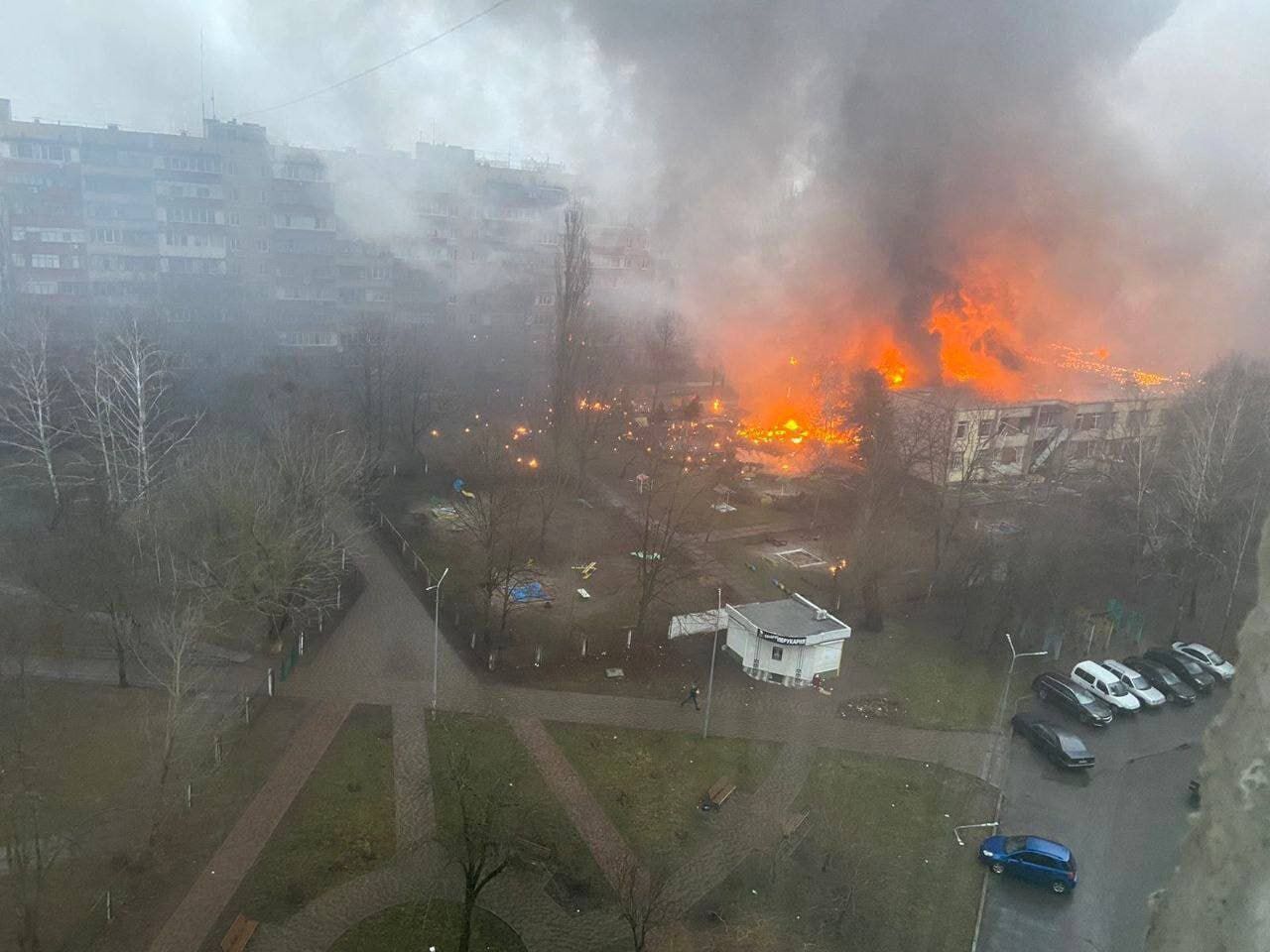 Задел детсад: появились первые кадры с места падения вертолета в Броварах, есть погибшие. Фото и видео