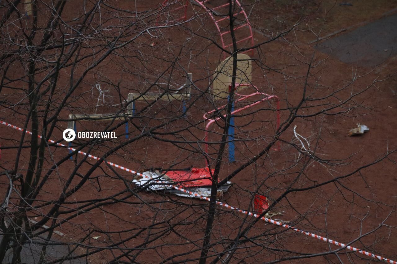 Обломки вертолета на детской площадке.