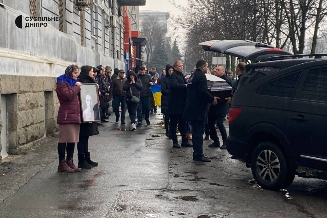 У Дніпрі попрощалися із загиблою внаслідок ракетного удару волонтеркою: у неї залишилося двоє дітей. Фото і відео