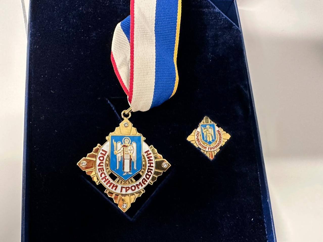 Кличко в Давосе вручил Борису Джонсону награду – звание Почетного гражданина Киева. Видео