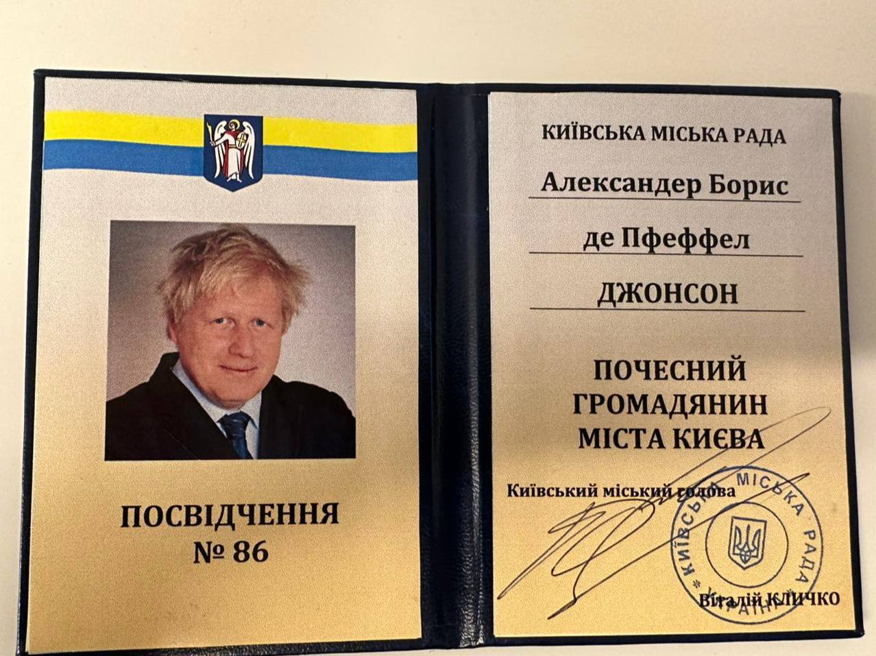 Кличко в Давосе вручил Борису Джонсону награду – звание Почетного гражданина Киева. Видео