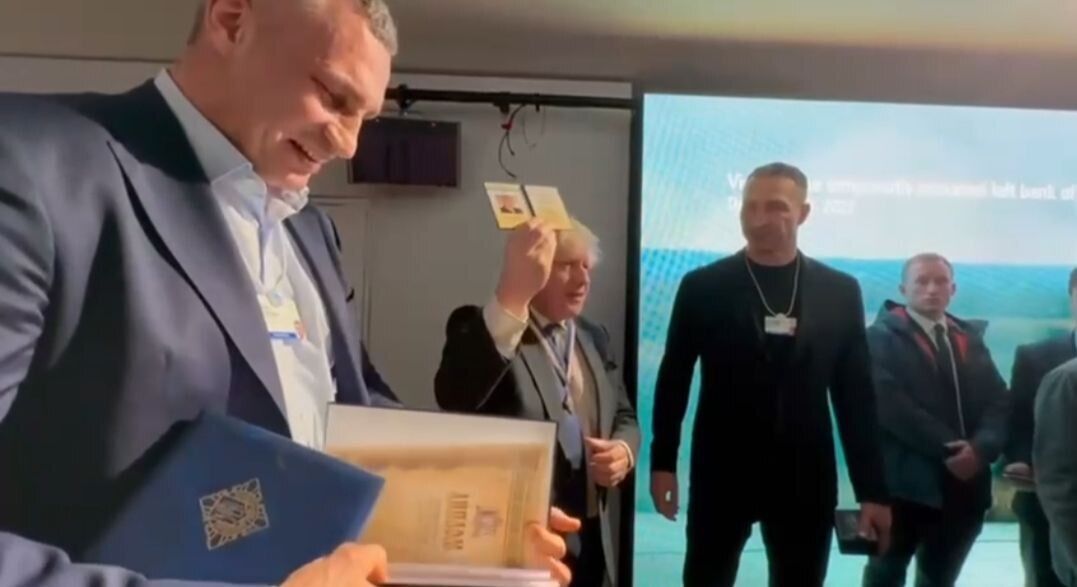 Кличко в Давосі вручив Борису Джонсону нагороду – звання Почесного громадянина Києва. Відео  