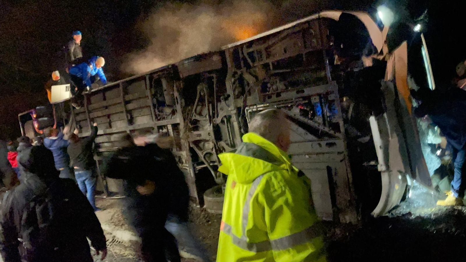 В Британии перевернулся двухэтажный автобус с пассажирами, пострадали десятки человек. Фото