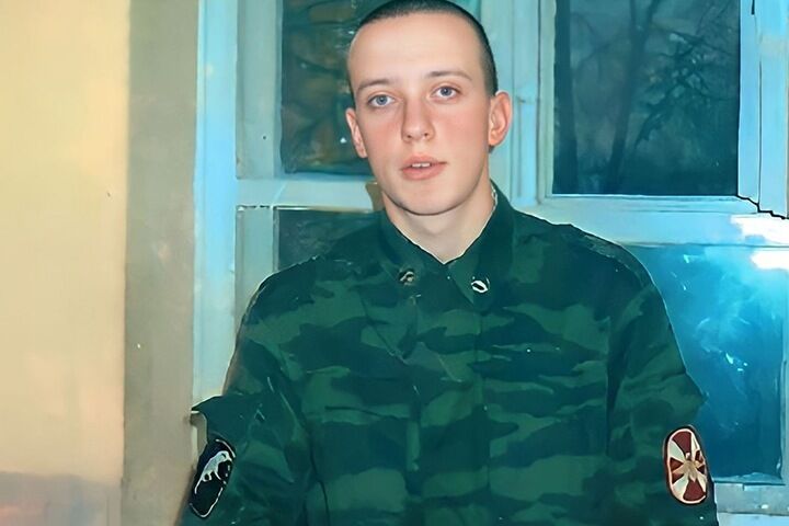 В Росії урочисто поховали "героя СВО", який сидів за замовне вбивство двох людей. Фото 