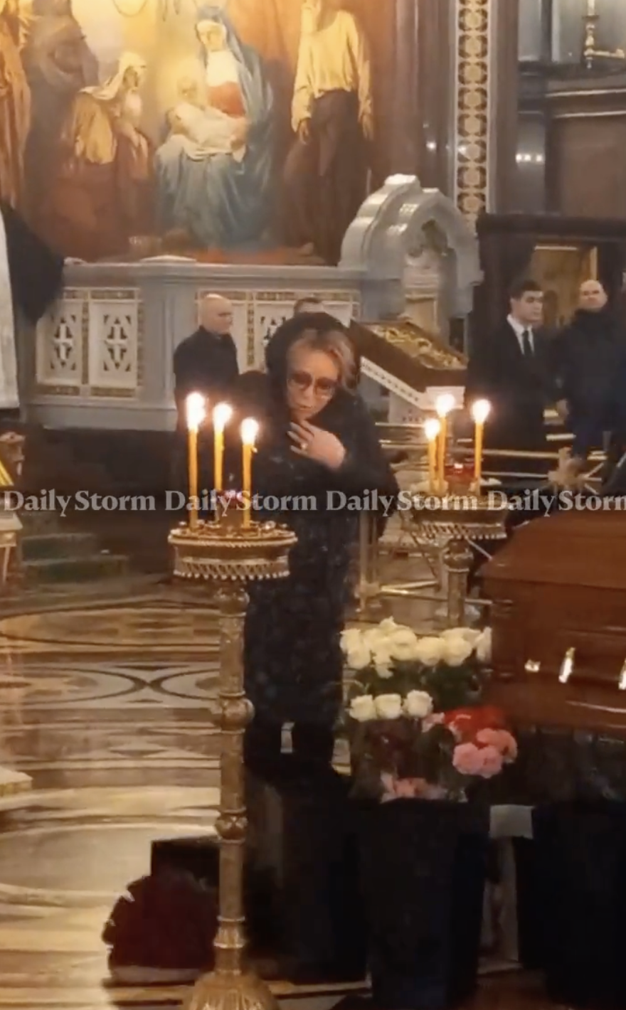 Поганий знак: путіністка Матвієнко зганьбилася на похороні Чурікової. Відео  