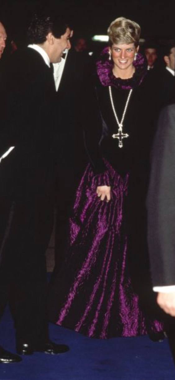 Ким Кардашьян купила знаменитый крест с бриллиантами принцессы Дианы. Фото 