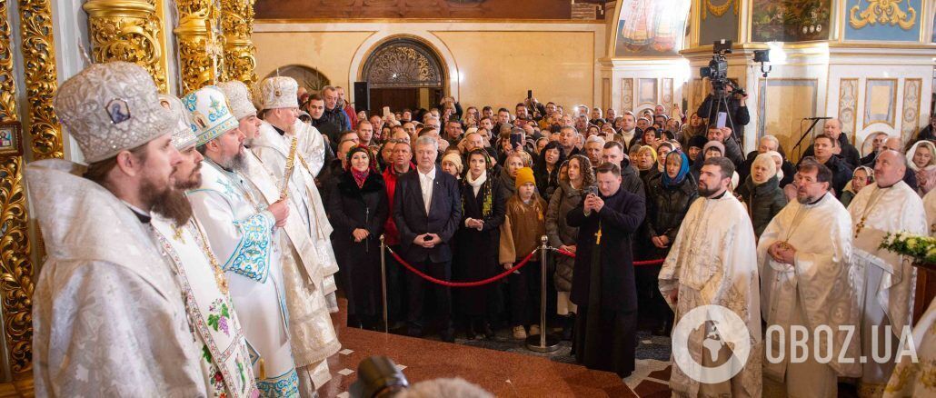''Це була світла молитва'': подружжя Порошенків відвідали святкову літургію у звільненій від Московської церкви Лаврі. Фото