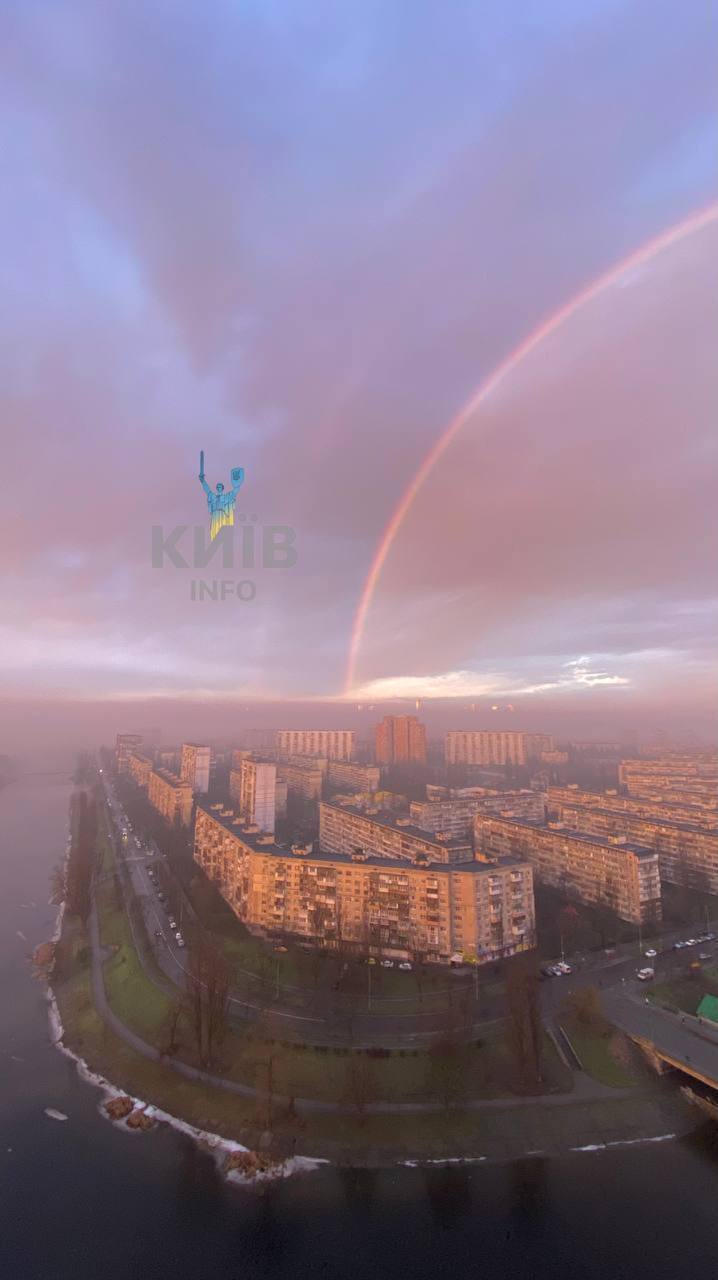 В Киеве утром появилась яркая радуга: редкое для зимы явление назвали хорошим знаком. Фото и видео
