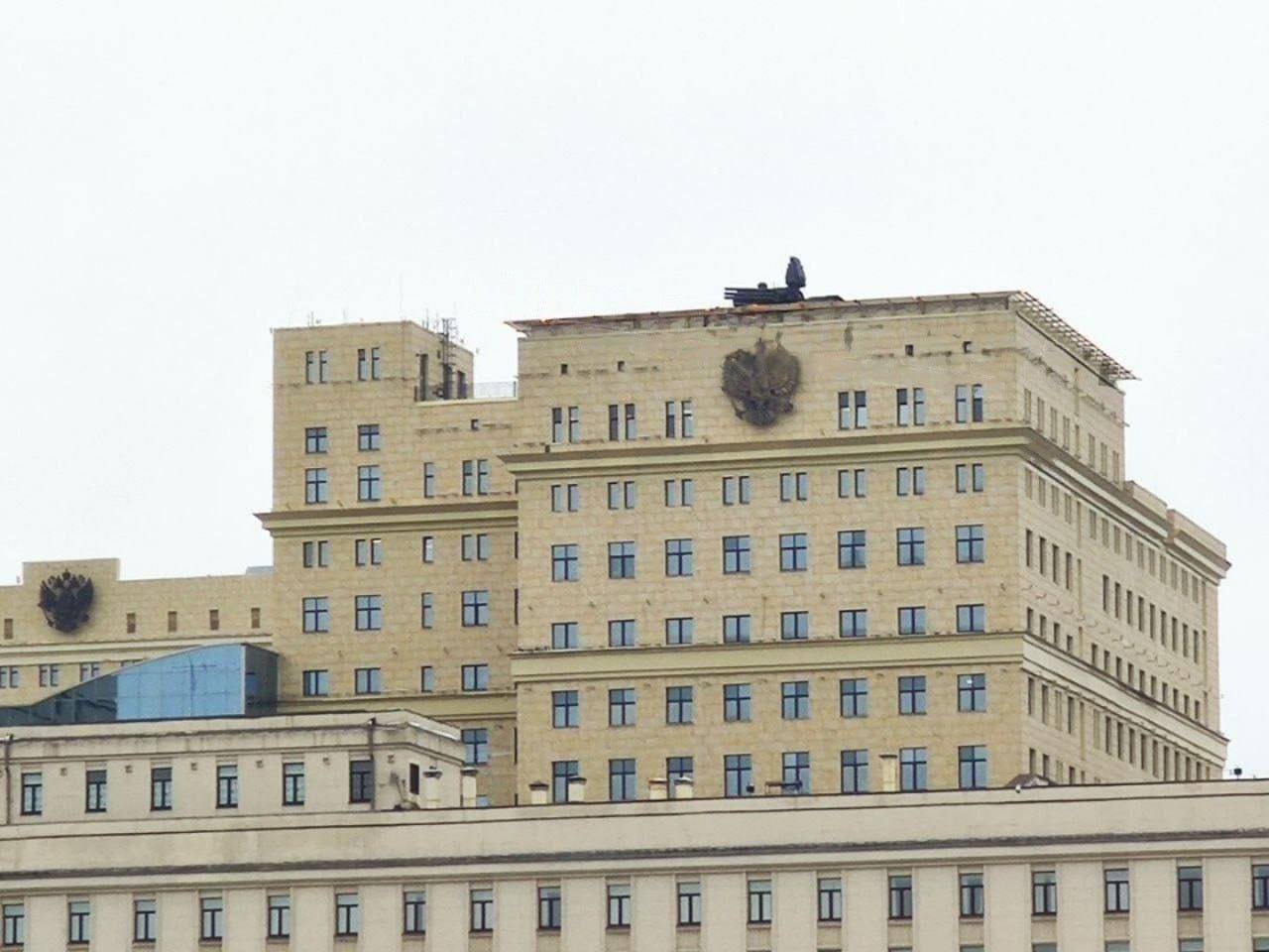 Здание МО РФ. На крыше видно Панцирь