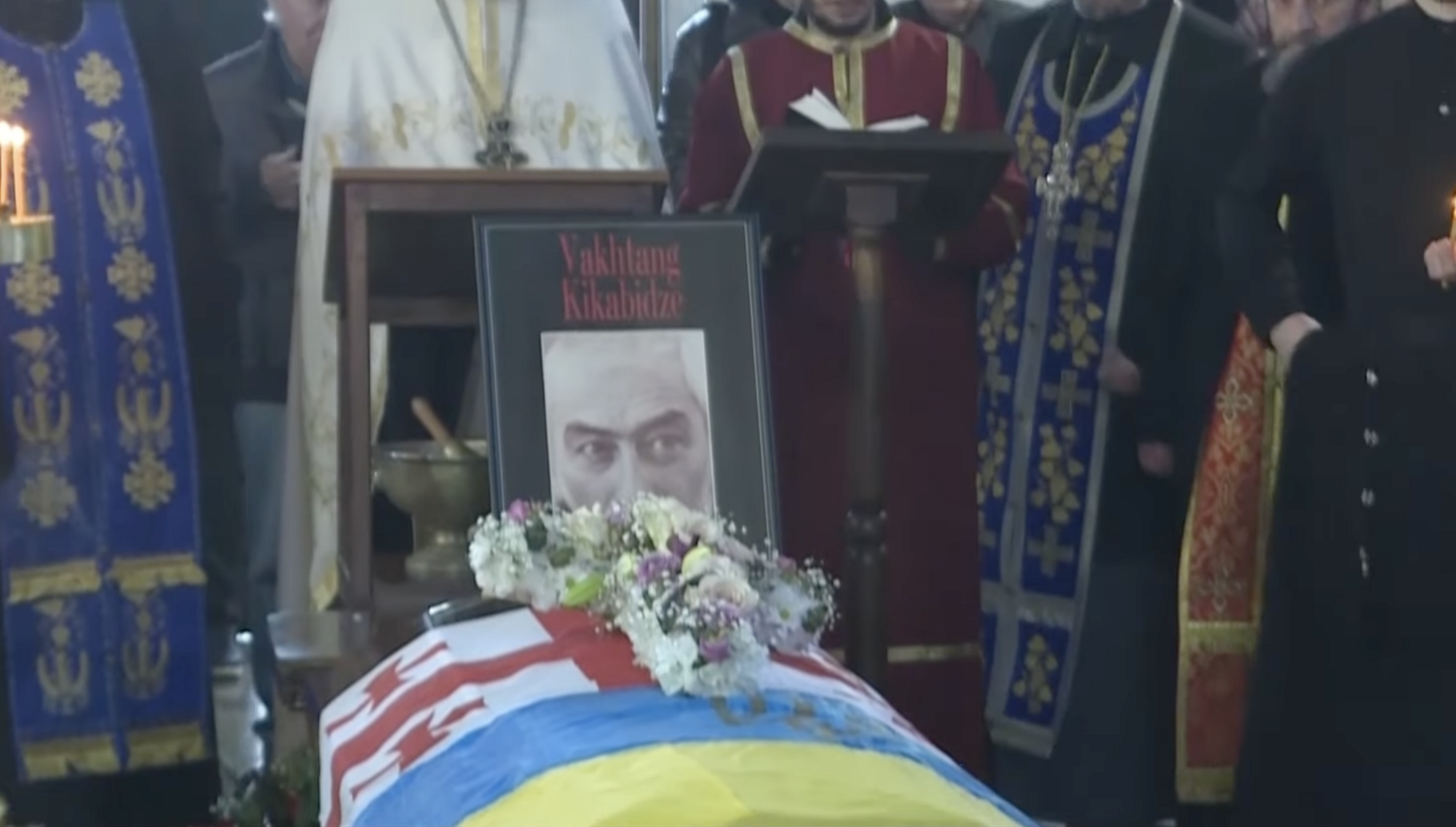 Труну Вахтанга Кікабідзе прикрасили українським прапором: як пройшло прощання з актором в Тбілісі