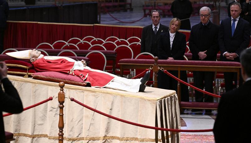 В Ватикане проходит церемония прощания с Папой Римским Бенедиктом XVI. Фото