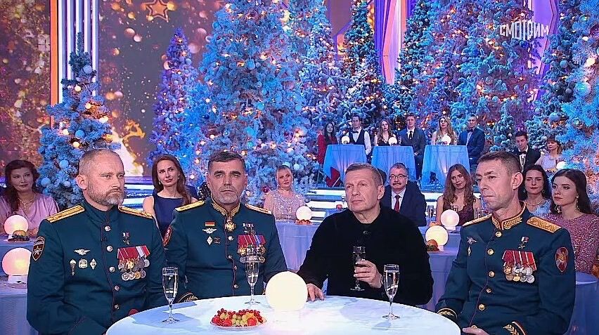 "Розуміють, що цей Новий рік – їх останній": українці бурхливо відреагували на фото сумного Соловйова в компанії військових РФ