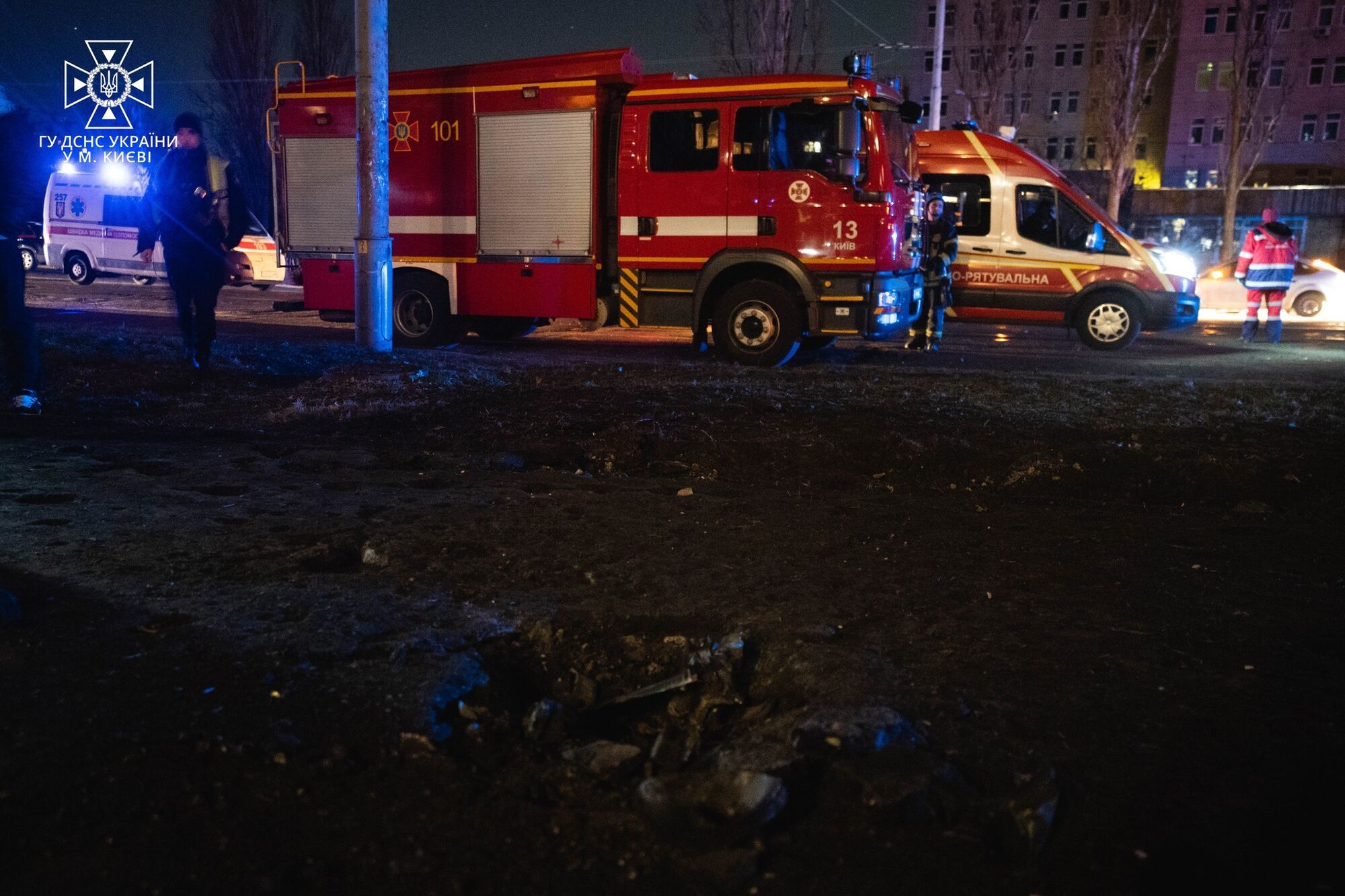 В Киеве прогремели взрывы, обломки Shahed-136 упали на дорогу: есть пострадавший. Фото