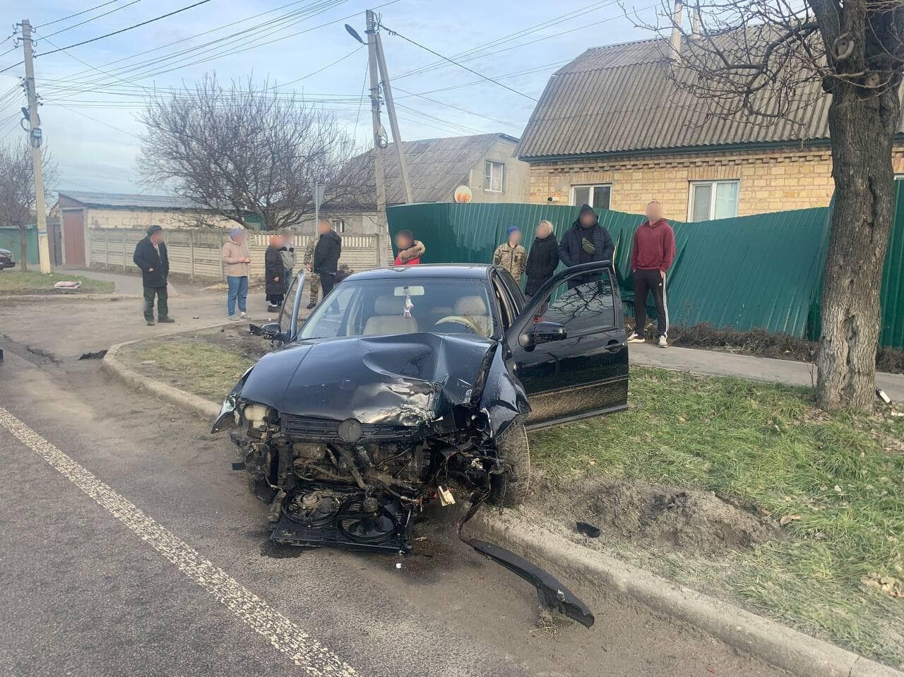 На Київщині п’яний водій легковика на швидкості протаранив паркан: є постраждала. Фото