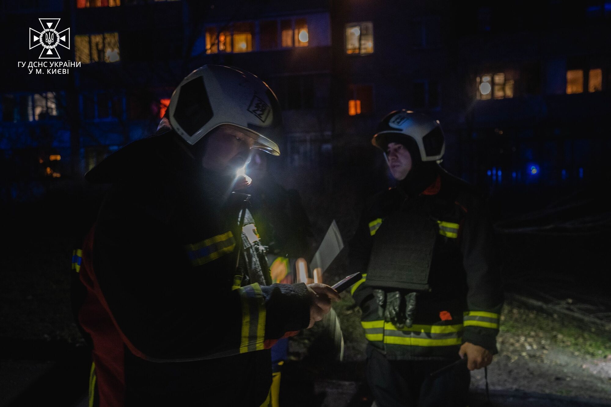 У Києві пролунали вибухи, уламки Shahed-136 впали на  дорогу: є постраждалий. Фото 