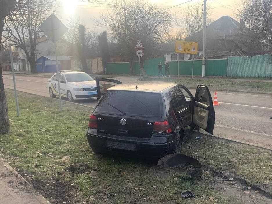 На Киевщине пьяный водитель легковушки на скорости протаранил забор: есть пострадавшая. Фото