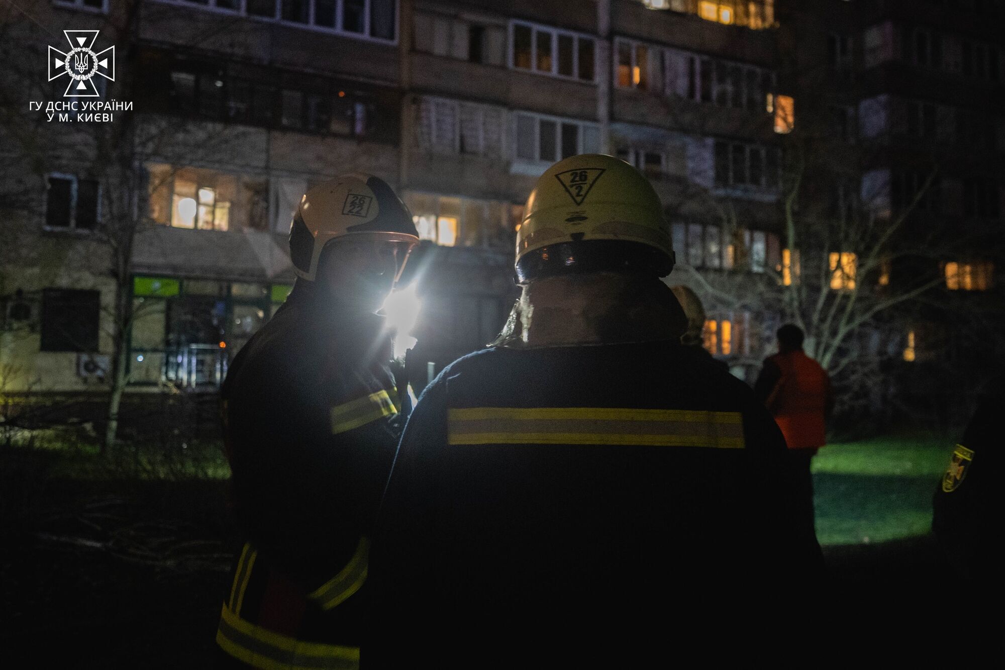 В Киеве прогремели взрывы, обломки Shahed-136 упали на дорогу: есть пострадавший. Фото