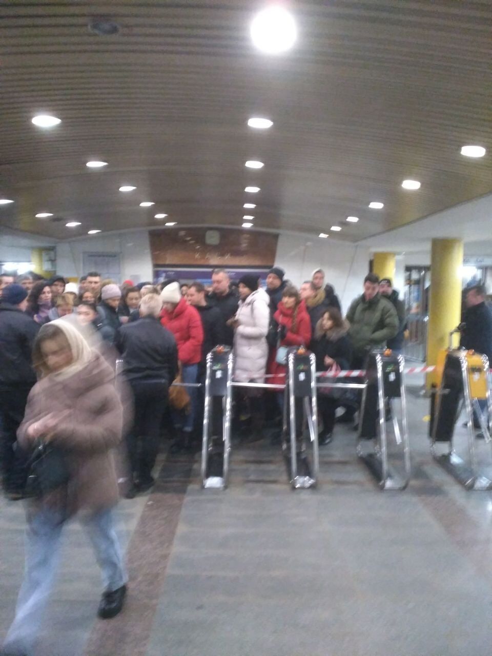 В Киеве из-за проблем в работе турникетов на некоторых станциях метро образовались очереди: известны подробности. Фото и видео