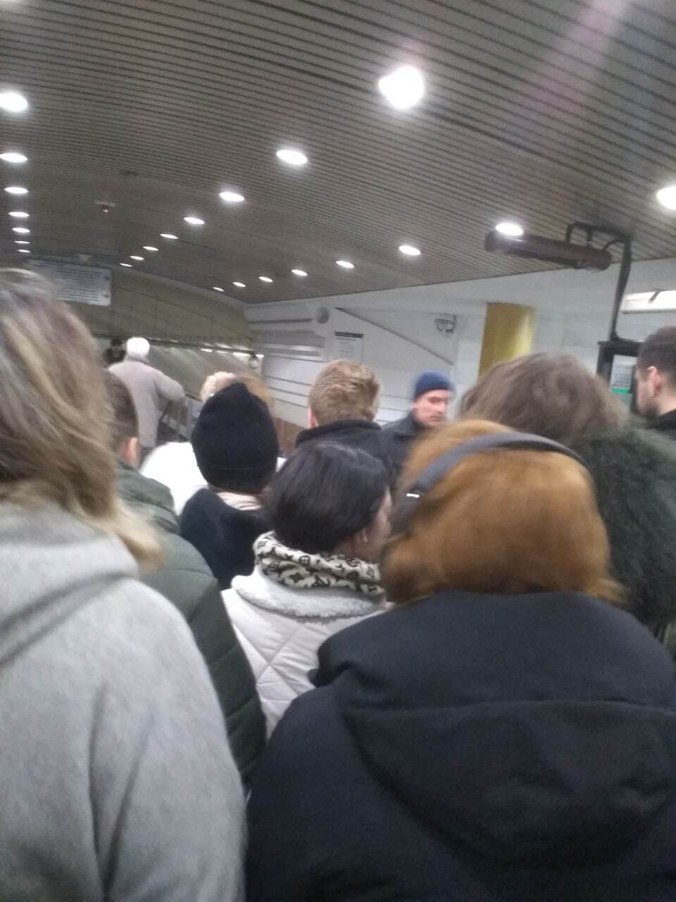 В Киеве из-за проблем в работе турникетов на некоторых станциях метро образовались очереди: известны подробности. Фото и видео