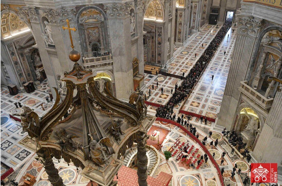 У Ватикані проходить церемонія прощання з Папою Римським Бенедиктом XVI. Фото 