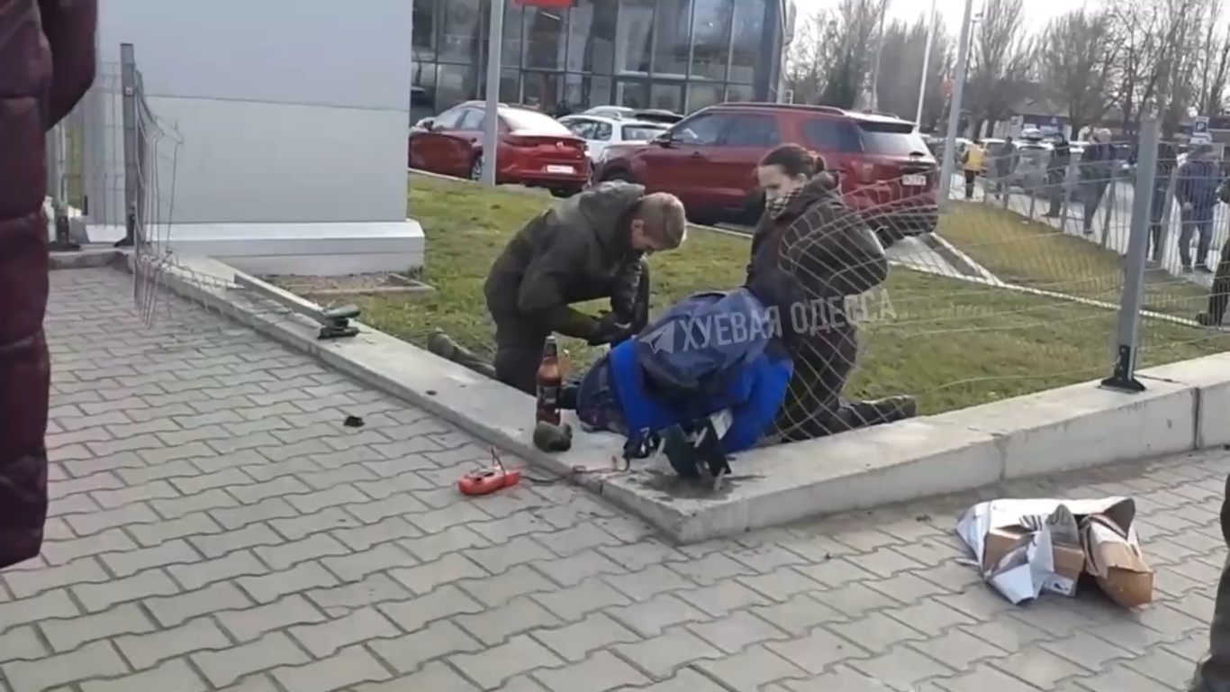 В Одесі жінка переплутала педалі авто і наїхала на чоловіка з сином: момент ДТП потрапив на відео 