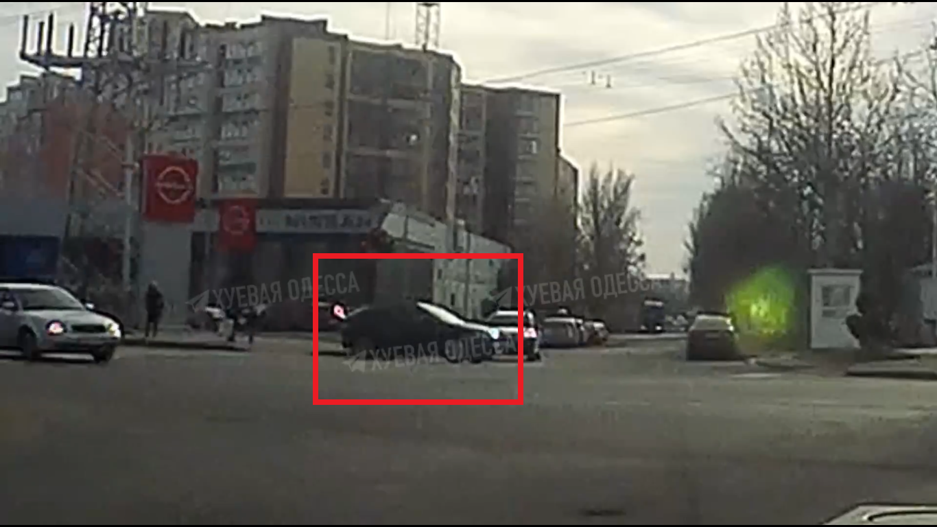 В Одессе женщина перепутала педали авто и наехала на мужчину с сыном: момент ДТП попал на видео