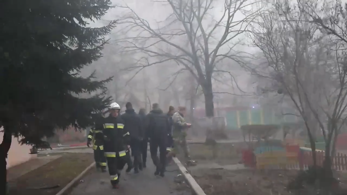 С первых минут трагедии бросились на помощь: двое полицейских из Броваров рассказали, как спасали детей из огня. Видео
