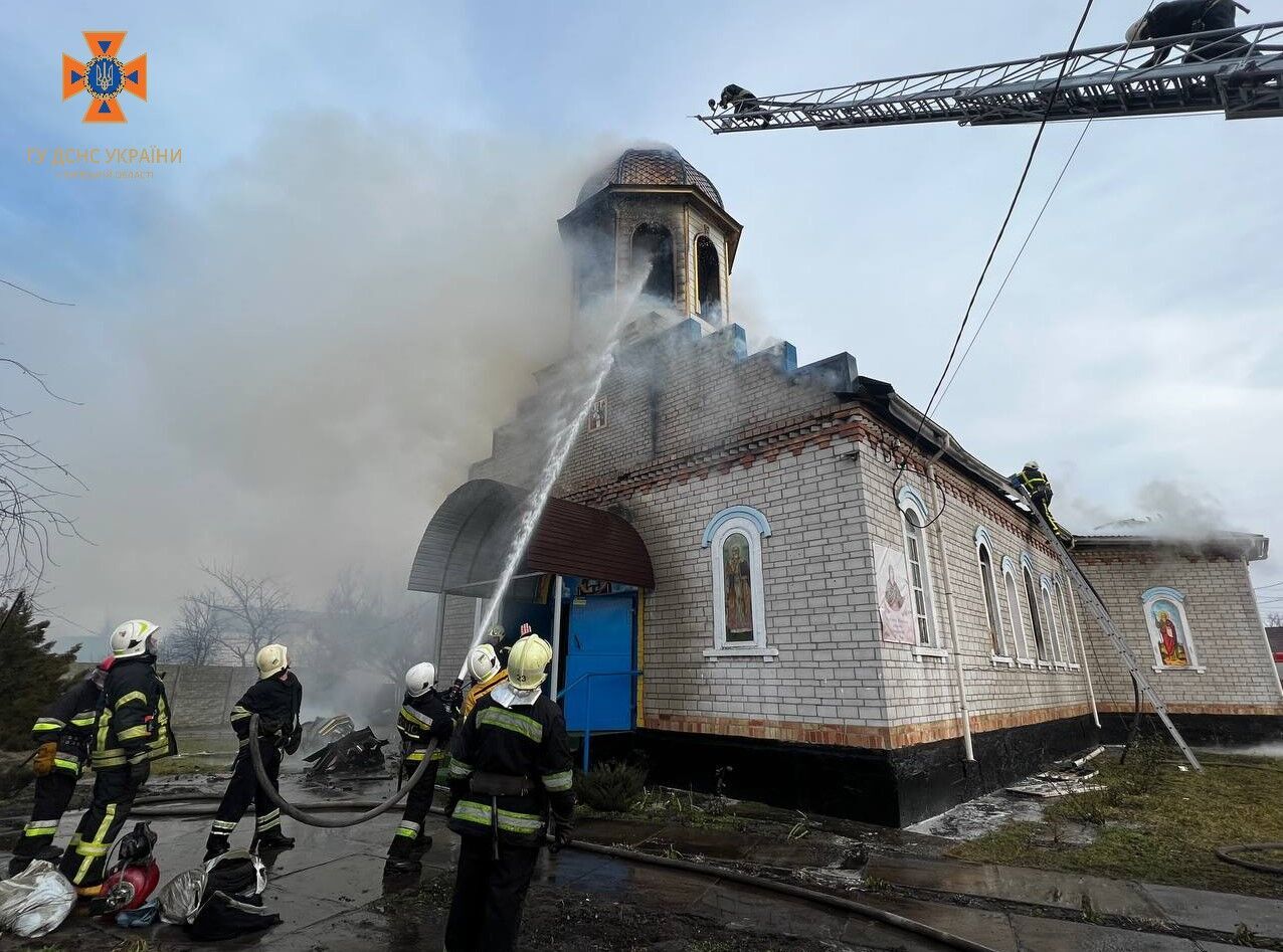 На Київщині сталась масштабна пожежа в церкві. Фото