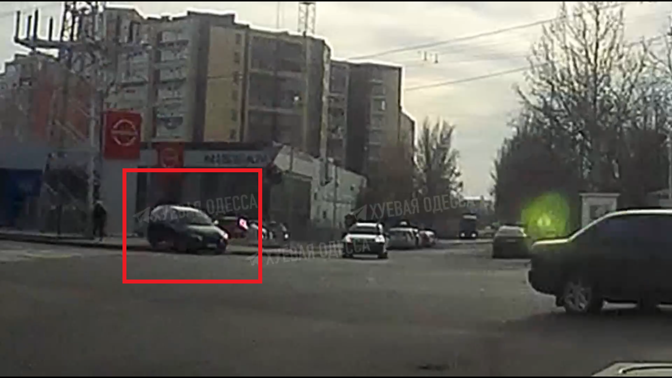 В Одессе женщина перепутала педали авто и наехала на мужчину с сыном: момент ДТП попал на видео