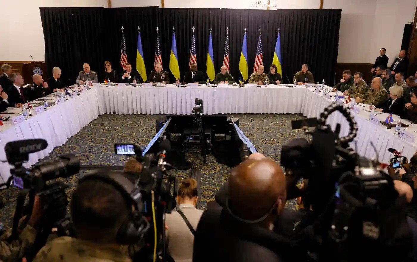 Это переломный момент для Украины и мира: в Германии прошла восьмая встреча в формате Рамштайн. Видео
