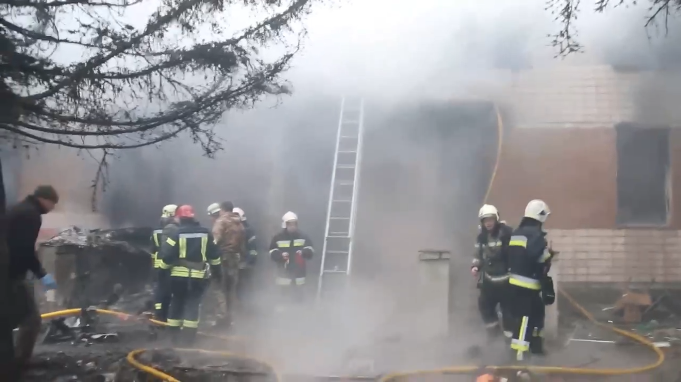 С первых минут трагедии бросились на помощь: двое полицейских из Броваров рассказали, как спасали детей из огня. Видео