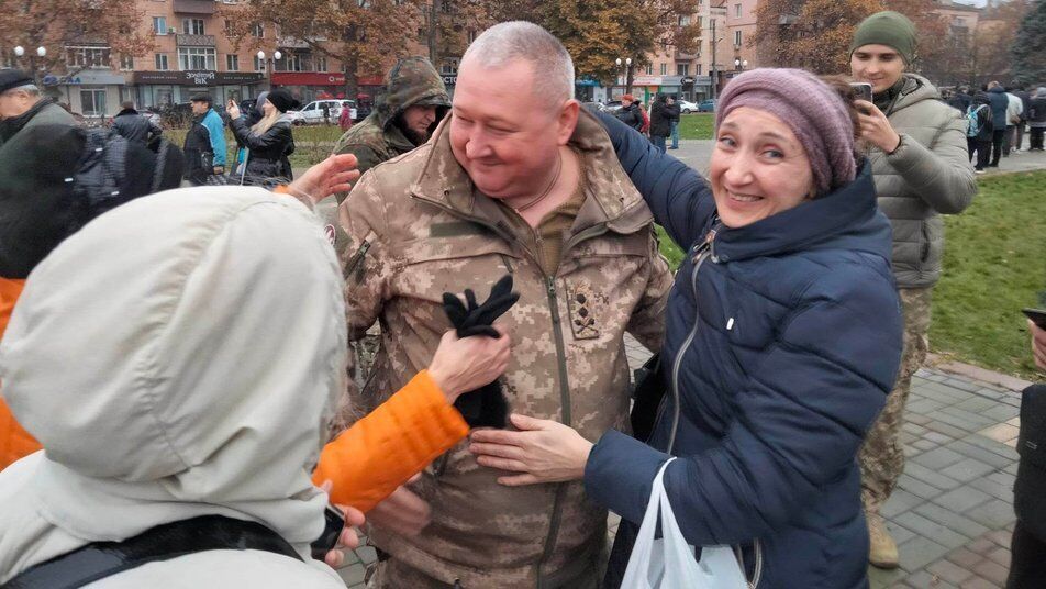 У Херсоні жінка під час російської окупації вишила оберіг для Залужного. Фото і відео