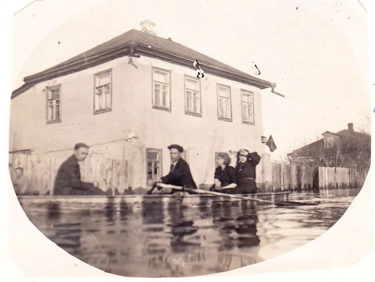 В сети показали, как в Киеве в 1943 году затопило Предмостовую слободку в Гидропарке. Архивные фото