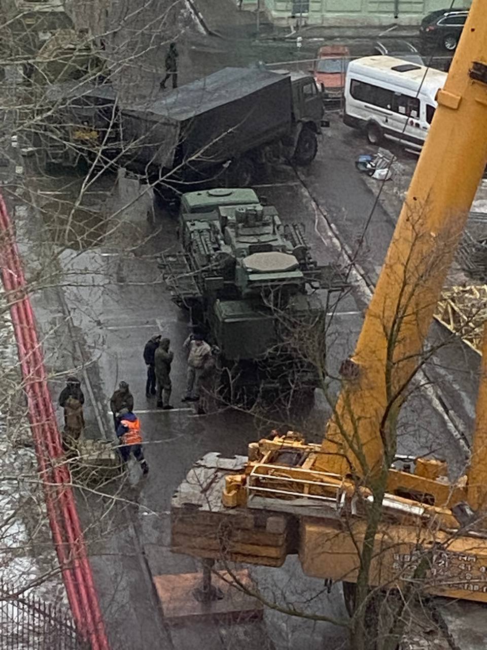 "Іван-дурак на печі їде": у Повітряних силах висміяли установку ППО на даху міноборони РФ. Відео  