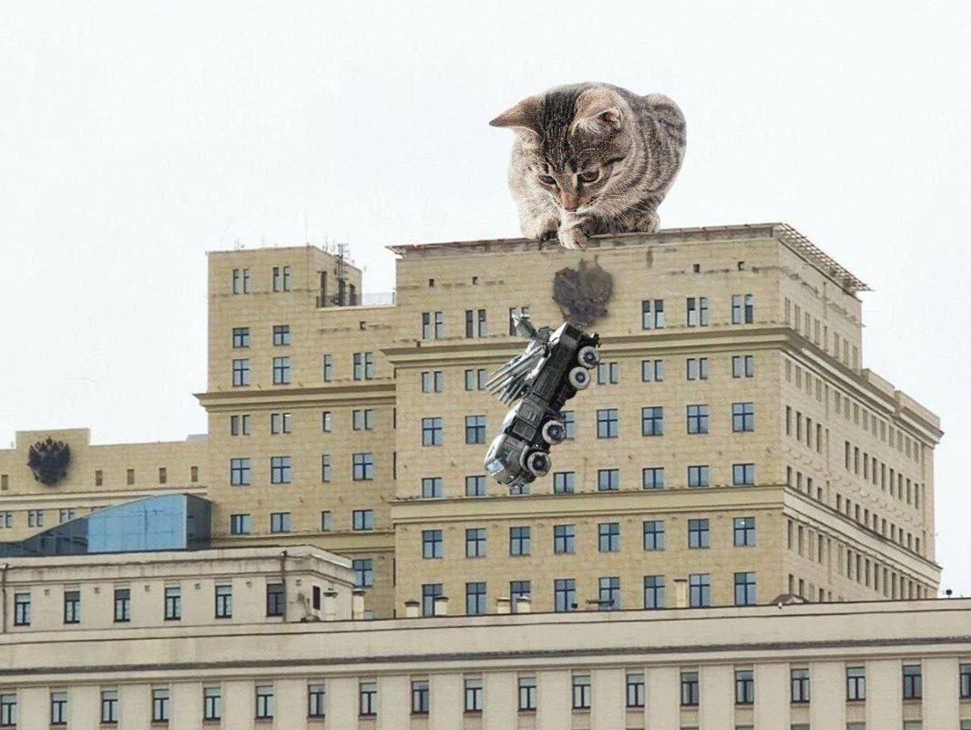 ''Все идет по плану'': в сети прокатилась волна мемов и фотожаб после размещения ПВО в центре Москвы. Фото