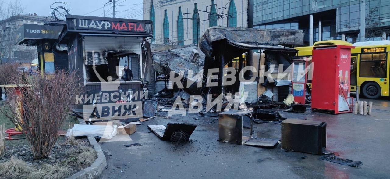 У Києві на Лук’янівці вночі згоріли два МАФи: очевидці повідомили про вибух. Фото